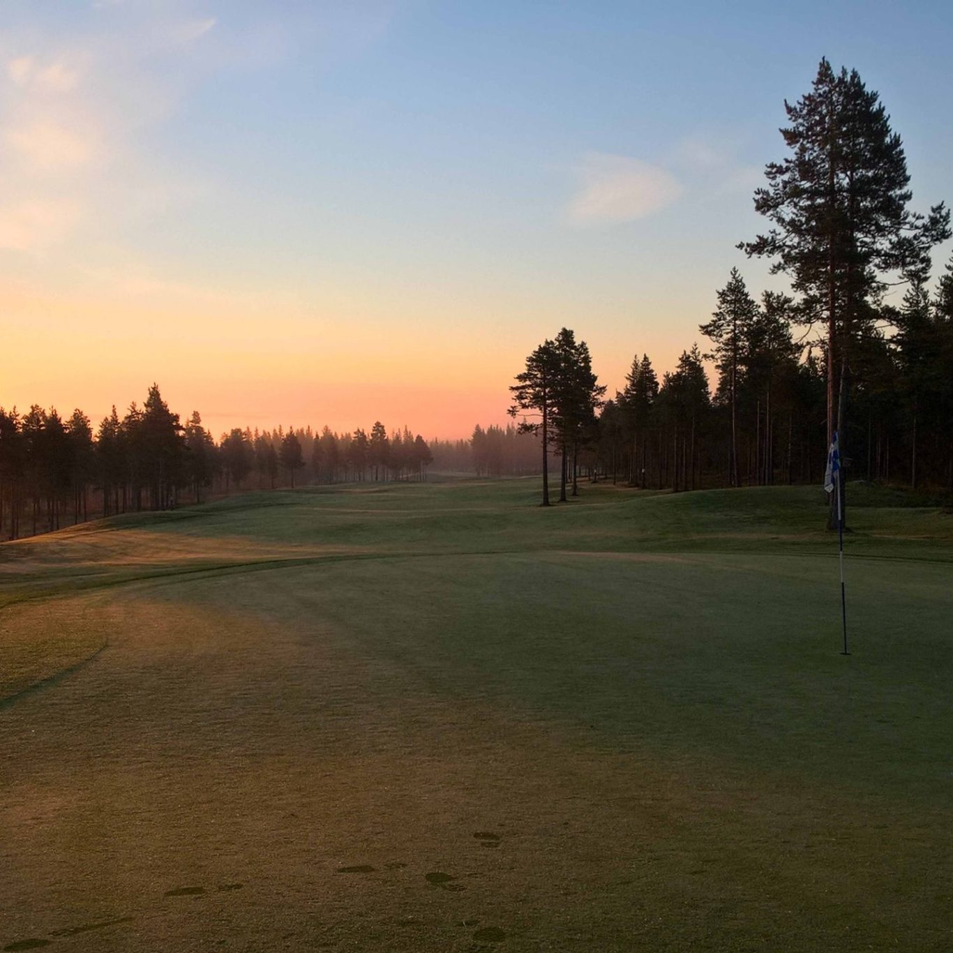 Santa Claus Golf kenttä yöttömän yön aikaan Rovaniemellä, Lapissa