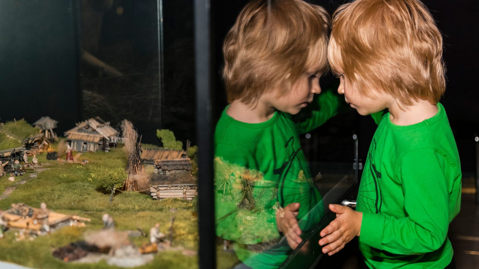 Lapsi ihastelee Rovaniemen kaupungin hiistoriaa Arktikumissa Rovaniemellä. | Hayden Lloyd - Arktikum