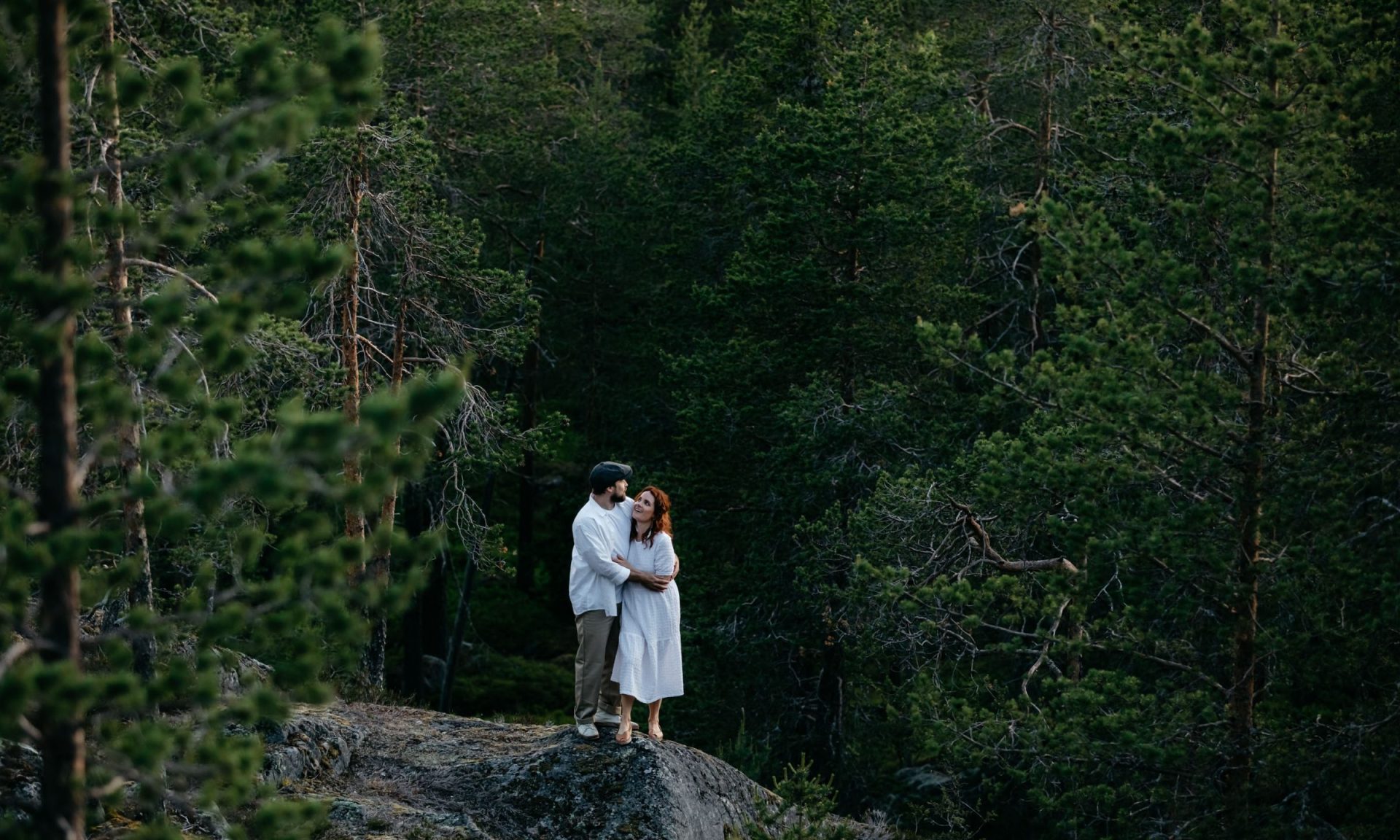 Pariskunta nauttii romanttisesta yöttömästä yöstä. | Arctic TreeHouse Hotel Rovaniemi