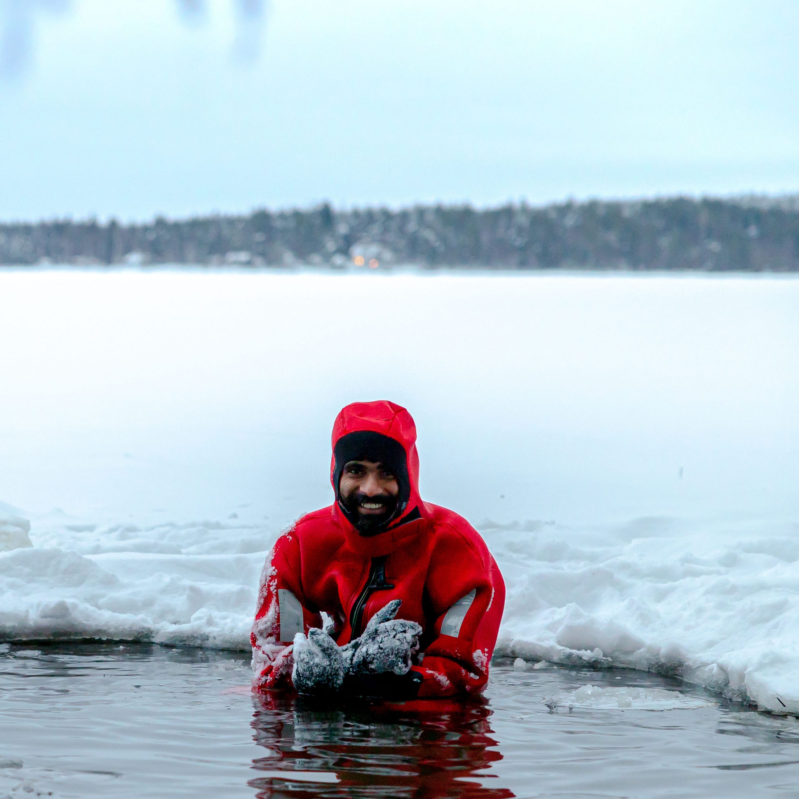 A man experiencing ice floating in Rovaniemi, Lapland | Arctic TreeHouse Hotel