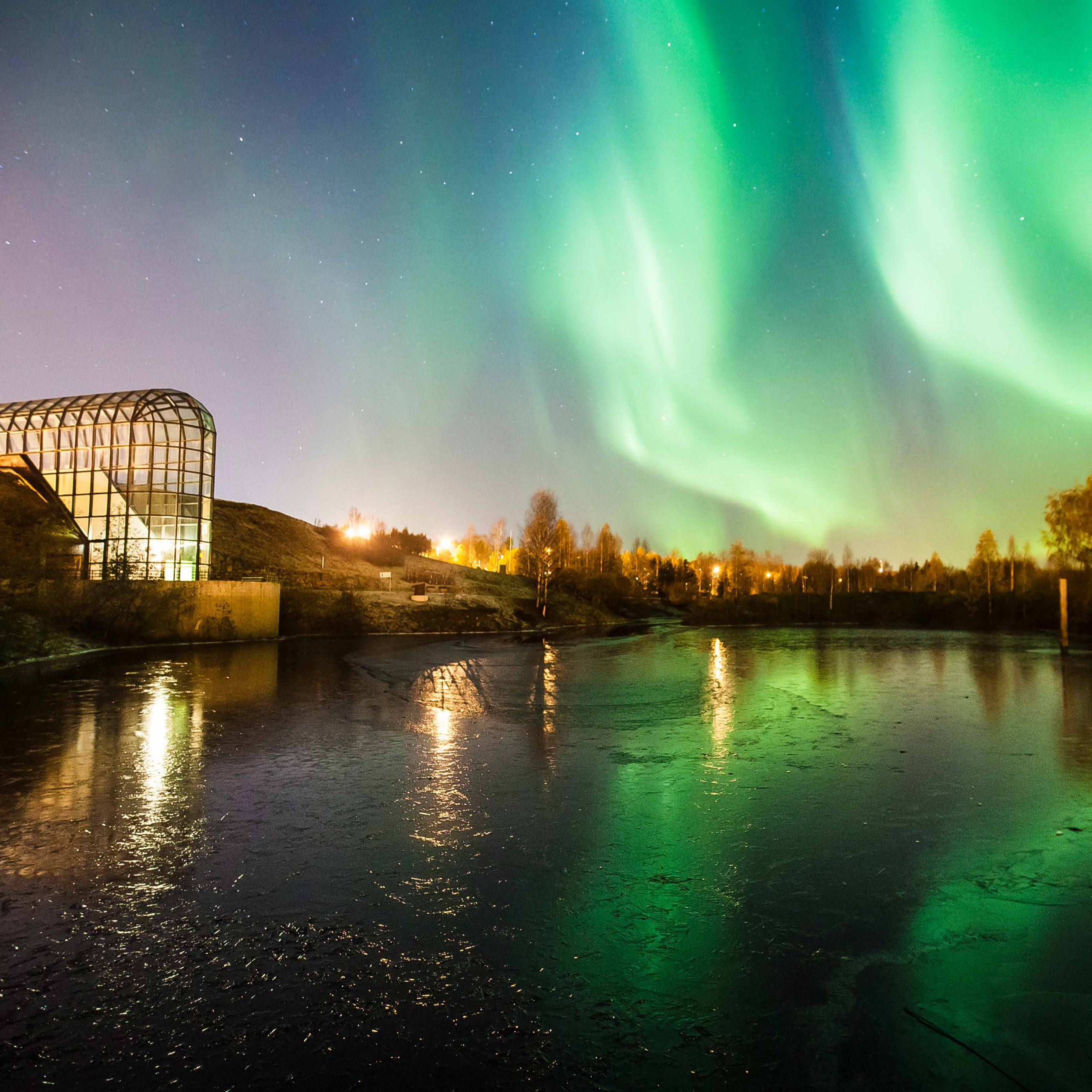 Northern lights above Arktikum - the main cultural attraction in Rovaniemi. | Science Centre Arktikum