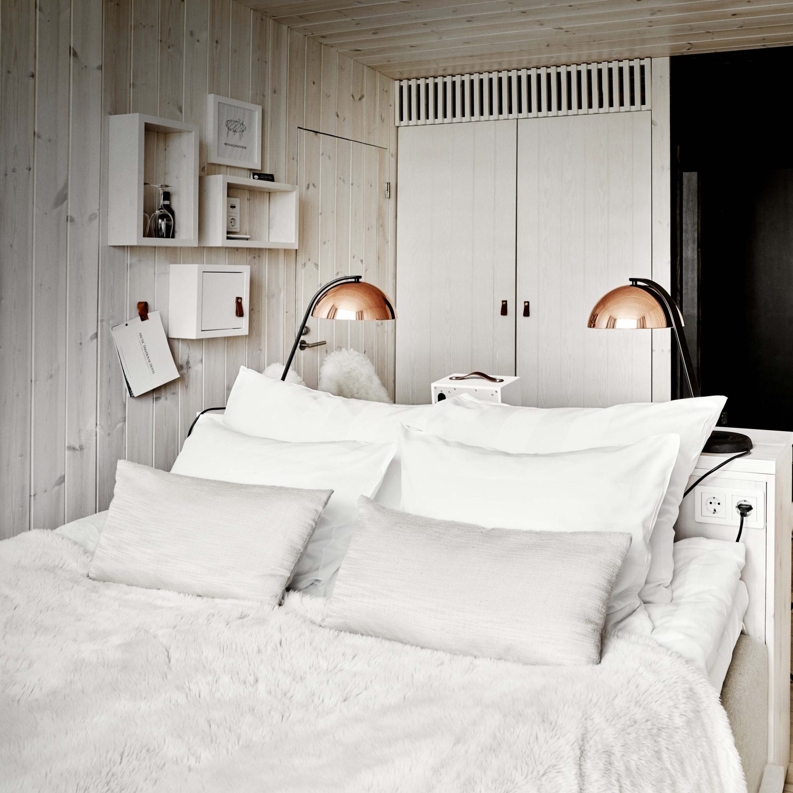 Arctic TreeHouse hotellin ylelliset sängyt ovat mittatilaustyönä valmistettu taatakseen levollisen loman.