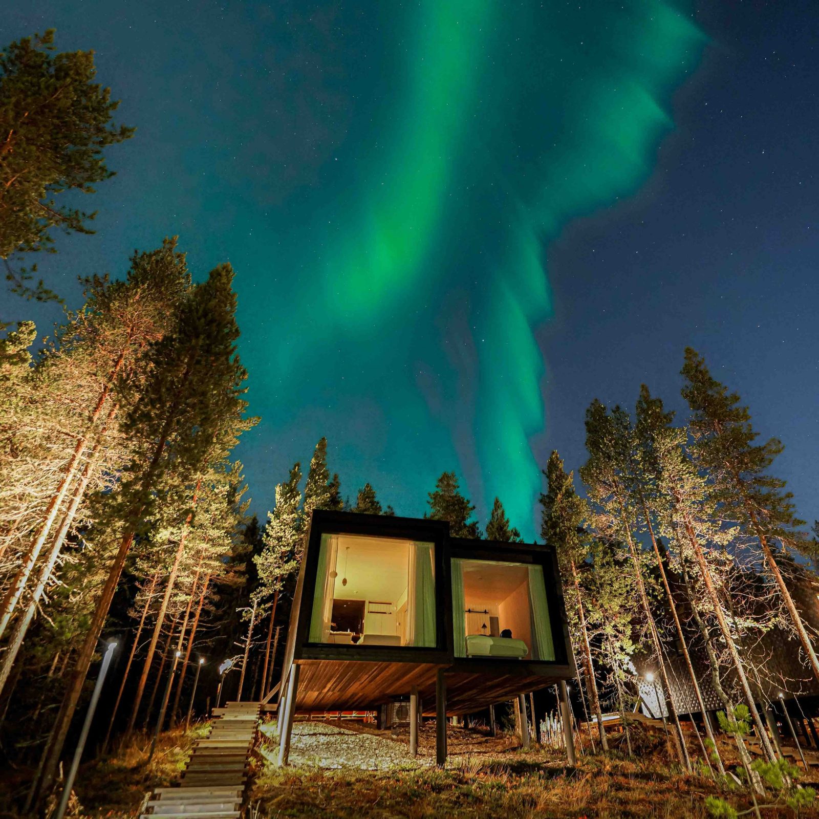 Northern lights dancing above the Arctic Scene Executive Suite in autumn.