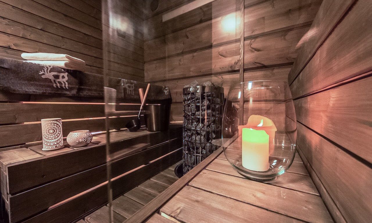 Arctic Glass House sauna tummilla lauteilla.