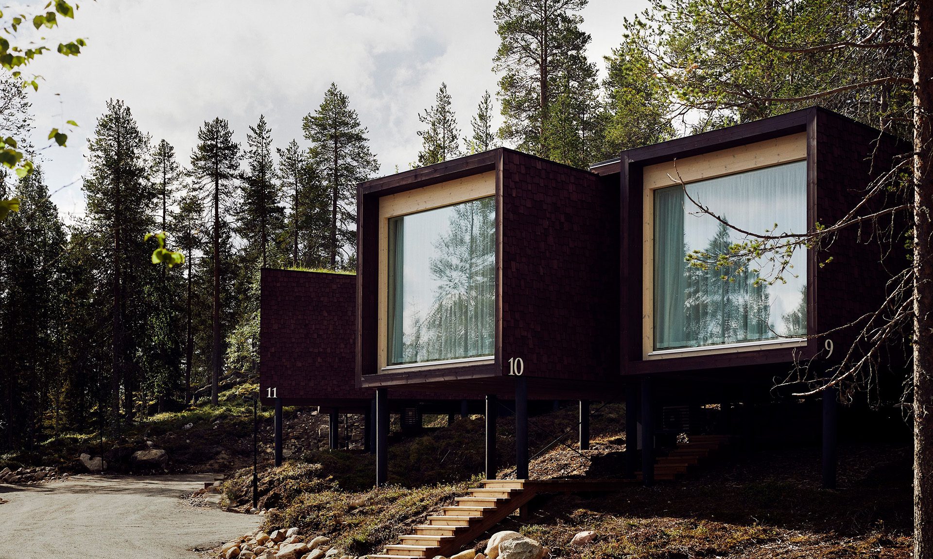 Arctic TreeHouse suitet kesällä napapiirillä.