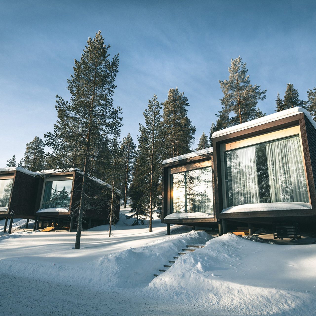 Arctic TreeHouse Suitet talvella aurinkoisena päivänä.