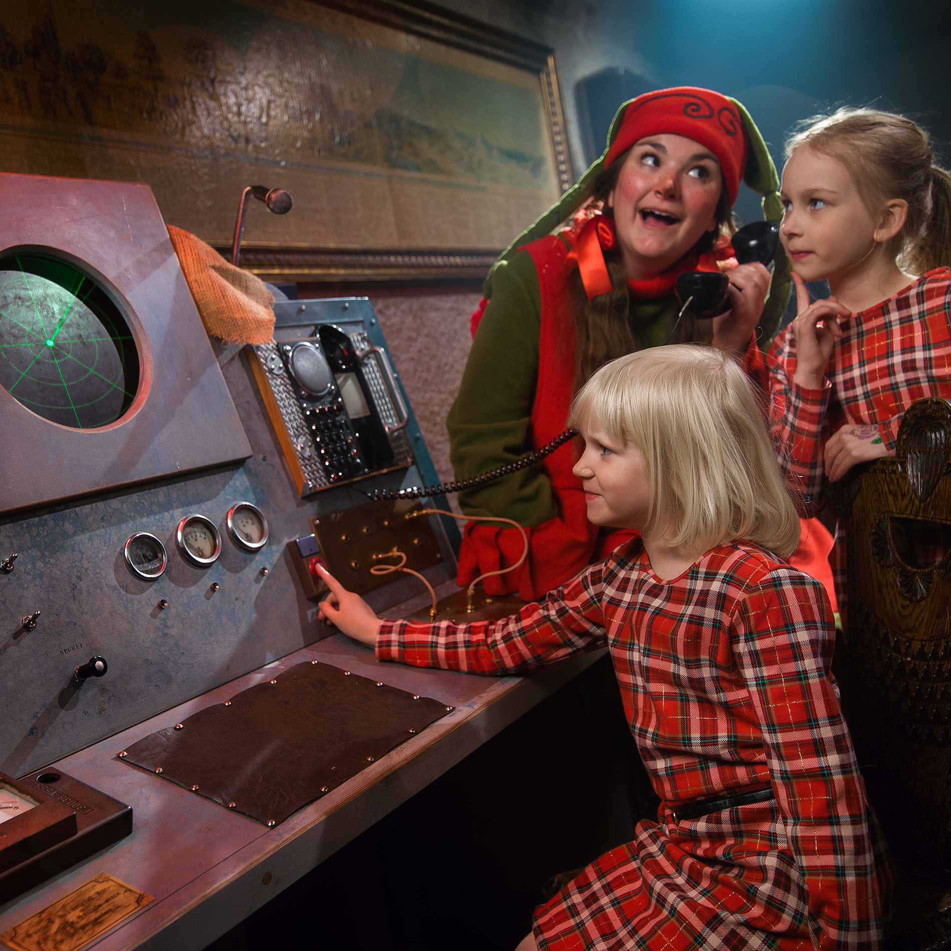 Lapset tutustuvat Joulupukin salaisuuksiin Joulupukin salaisessa komentokeskuksessa. | Joulukka